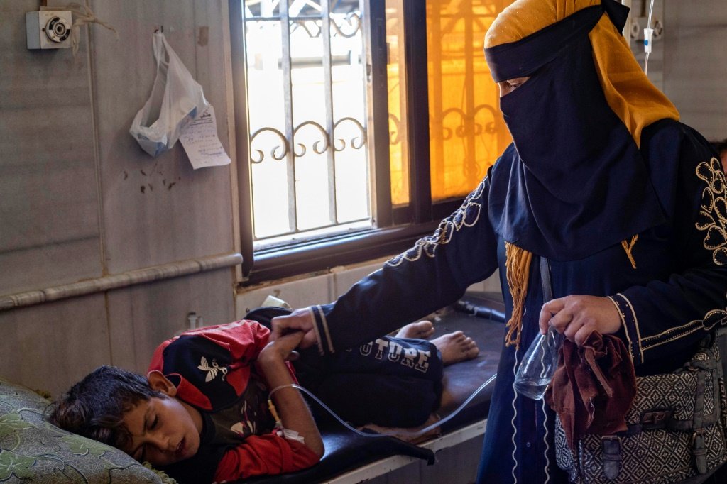 Uma criança que sofre de cólera recebe tratamento no hospital Al-Kasrah, na província oriental de Deir Ezzor, na Síria (AFP/Divulgação)