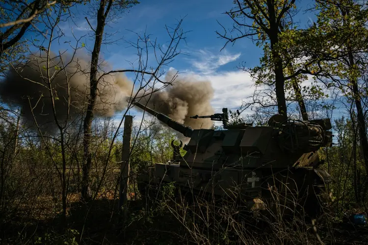Soldados ucranianos disparam um obus em direção às linhas russas na região de Donetsk, no leste da Ucrânia, em 19 de outubro de 2022 (Agence France-Presse/AFP Photo)