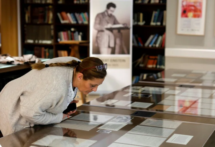 Novo museus: mulher revisa os manuscritos de Albert Einstein na Universidade Hebraica em Jerusalém, Israel (© Agence France-Presse/AFP)
