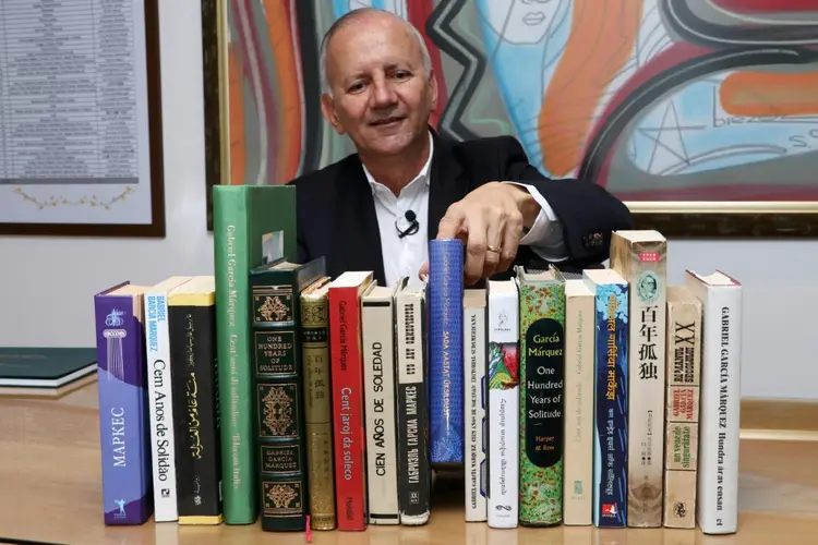 Colecionador colombiano Jorge Salazar e suas muitas edições de 'Cem anos de solidão'. (AFP/AFP)
