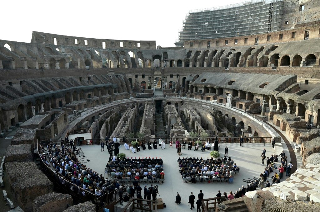 Em discurso no Coliseu, papa critica a ameaça nuclear e pede paz