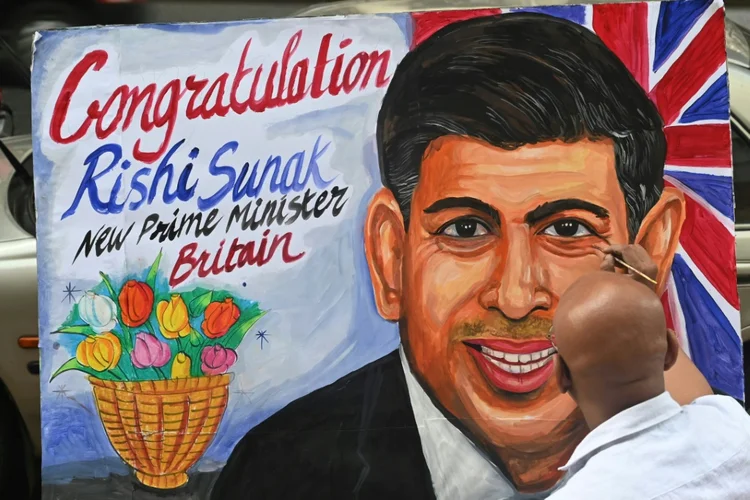 Sagar Kambli, professor indiano de artes plásticas, pinta um retrato do novo primeiro-ministro britânico, Rishi Sunak, em Mumbai, em 25 de outubro de 2022 (AFP/Divulgação)