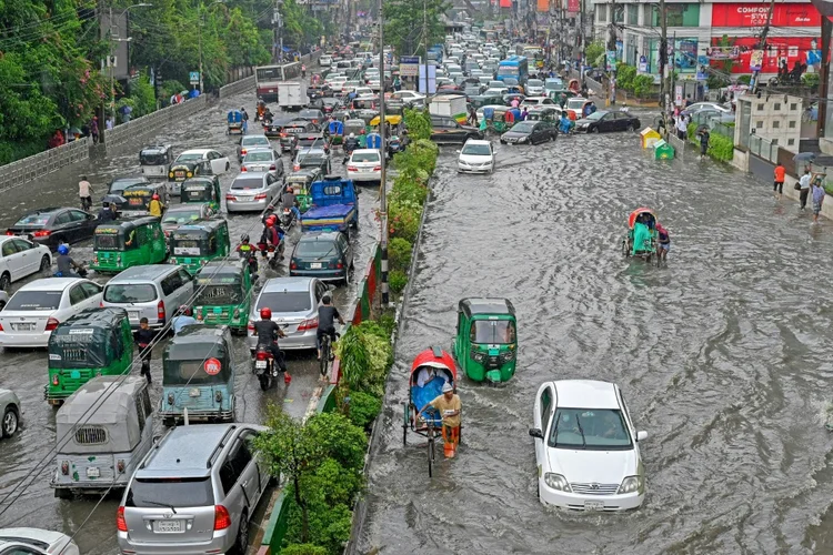 Dhaka, Bangladesh: Enchente em na capital em 6 de setembro de 2022. Já muito afetado por inundações, Bangladesh sofre ainda mais com a mudança climática (AFP/AFP Photo)