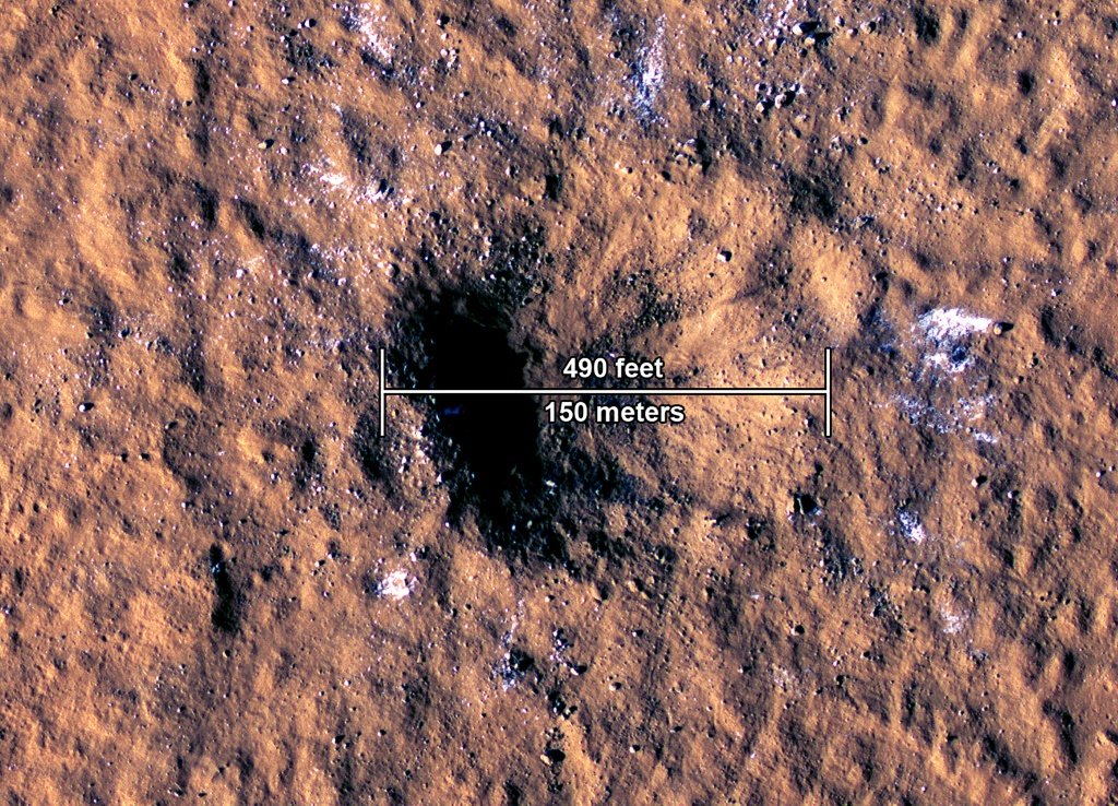 Imagem da cratera de cerca de 150 m que se formou após o impacto de um meteorito em Marte