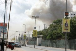 Mogadíscio, Somália: Explosão em ataque duplo com carro-bomba (AFP/AFP)