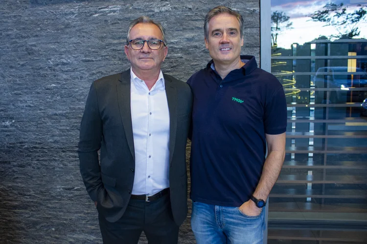 Marcio Afonso Moraes, da Lenarge Transportes, e Charlie-Conner, da Tmov: joint venture deve impulsionar novos negócios e criar novas fontes de receita (Tmov/Lenarge/Divulgação)