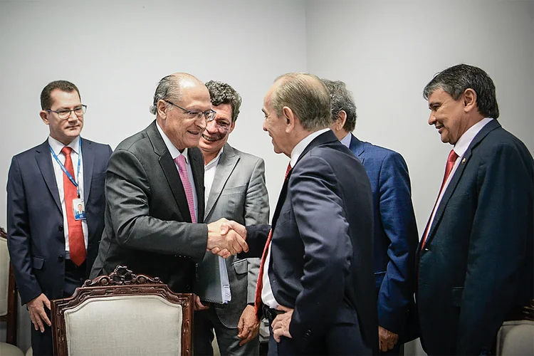 Coordenador da equipe de transição, o vice-presidente eleito, Geraldo Alckmin, cumprimenta o relator do Orçamento, senador Marcelo Castro (MDB-PI) (Pedro França/Agência Senado)