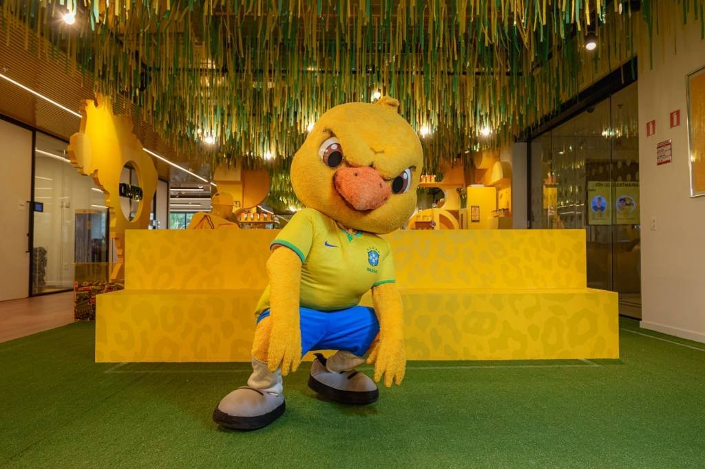 Canarinho, mascote da Seleção Brasileira, visita o escritório da Cimed, em São Paulo: empresa investiu em várias ações para Copa do Mundo (CIMED/Divulgação)