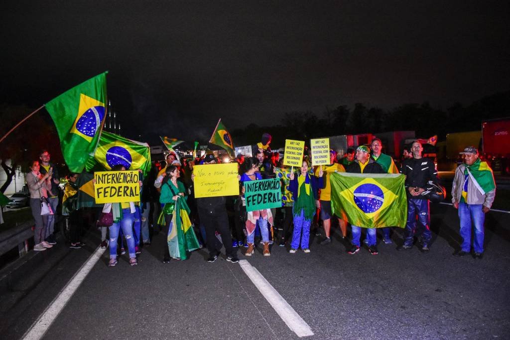 PRF registra 167 bloqueios e interdições em estradas em todo o Brasil