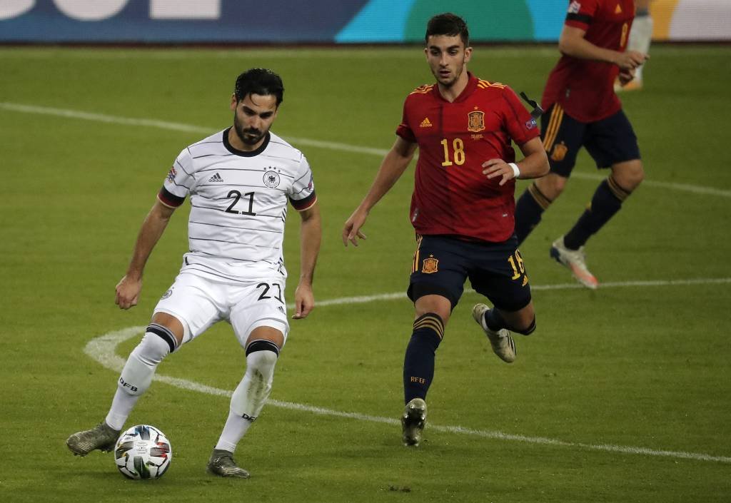 No principal jogo do dia, Alemanha e Espanha se enfrentam em situações diferentes. (Anadolu Agency/Getty Images)