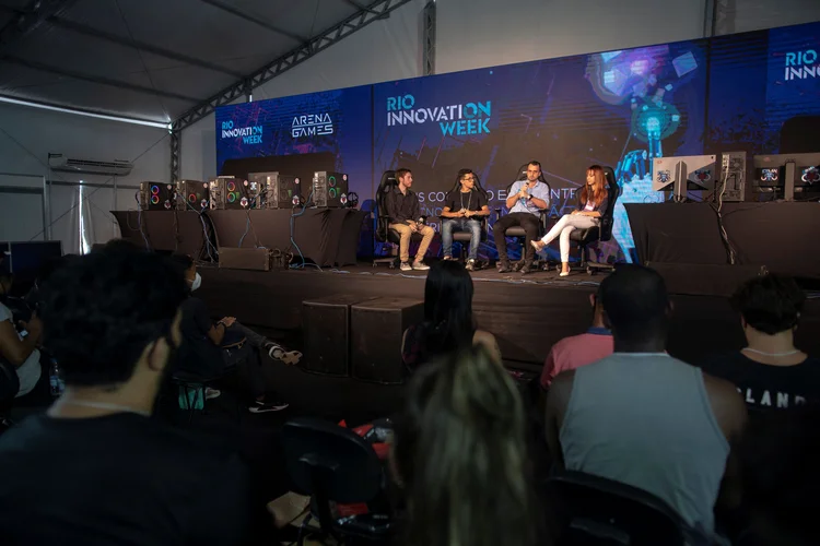 Painel do Rio Innovation Week de 2023 (MAURO PIMENTEL/Getty Images)