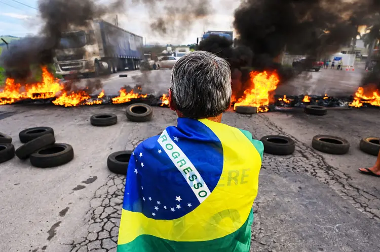 Caminhoneiros paralisam rodovias pelo Brasil após a vitória de Luiz Inácio Lula da Silva (Pedro Vilela/Getty Images)