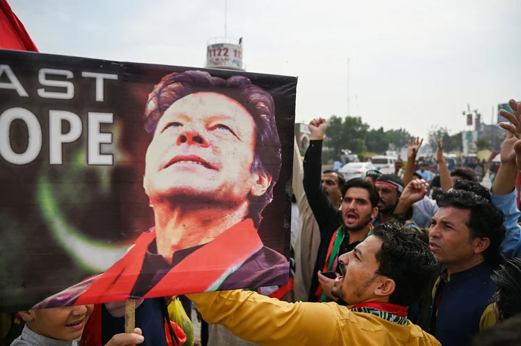 Durante a mobilização, um atirador abriu fogo contra o comboio que passava lentamente por Wazirabad, a 170 km de Islamabad (AAMIR QURESHI/Getty Images)