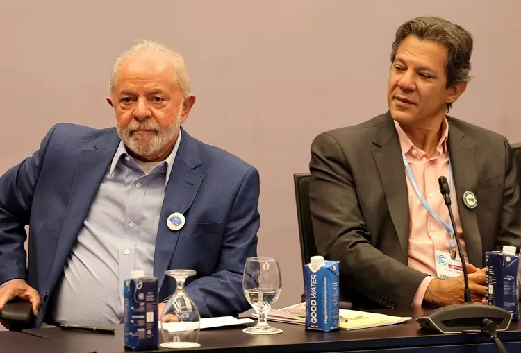 O presidente eleito, Luiz Inácio Lula da Silva, com o futuro ministro da Fazenda, Fernando Haddad, durante a COP 27 (JOSEPH EID/AFP/Getty Images)
