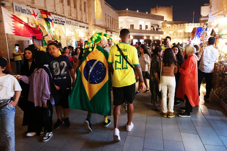 Os brasileiros estão voltando a identificar a camisa com a seleção, séria candidata ao título no Catar (Marc Atkins/Getty Images)