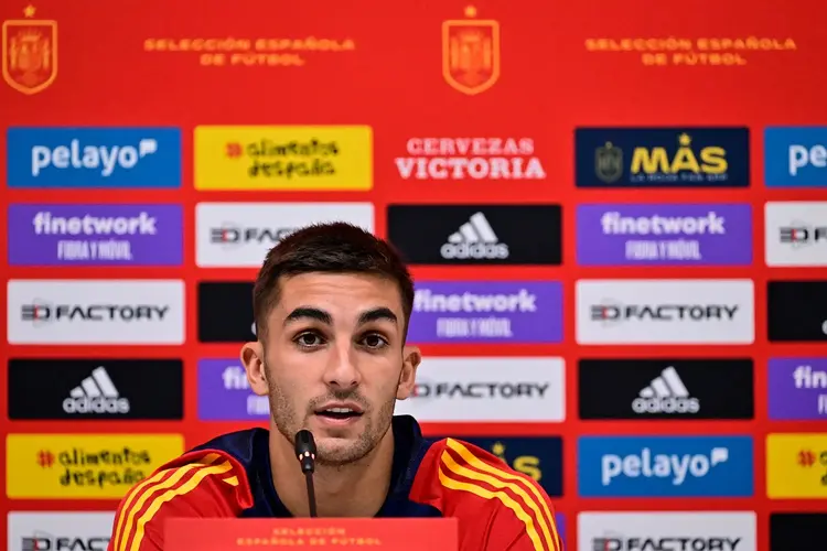 Ferran Torres: "Eu e o técnico sabemos diferenciar o familiar do profissional. Acho que devemos levar isso de forma natural (JAVIER SORIANO/Getty Images)