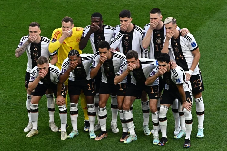 Seleção alemã protesta antes de jogo contra o Japão na Copa do Catar (CHRISTINE POUJOULAT/AFP/Getty Images)