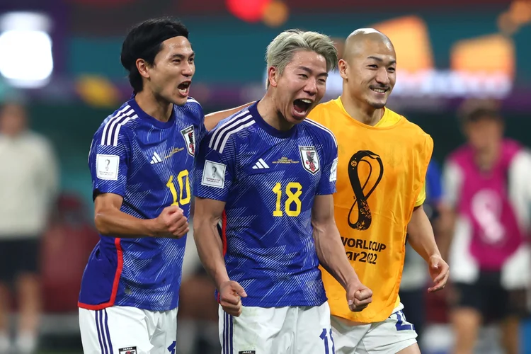 Takuma Asano comemora gol contra Alemanha (Chris Brunskill/Fantasista/Getty Images)