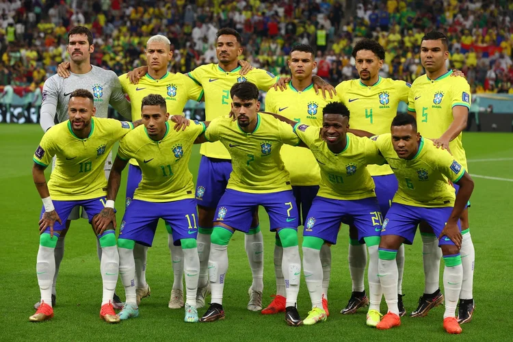 LUSAIL CITY, QATAR - NOVEMBER 24:   Brazil line up for a team photo prior to the FIFA World Cup Qatar 2022 Group G match between Brazil and Serbia at Lusail Stadium on November 24, 2022 in Lusail City, Qatar. (Photo by Chris Brunskill/Fantasista/Getty Images) (Chris Brunskill/Fantasista/Getty Images)