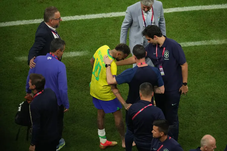 LUSAIL CITY, QATAR - NOVEMBER 24: Neymar of Brazil leaves the pitch after injury during the FIFA World Cup Qatar 2022 Group G match between Brazil and Serbia at Lusail Stadium in Lusail City, Qatar on November 24, 2022. (Photo by Fareed Kotb/Anadolu Agency via Getty Images) (Anadolu Agency/Getty Images)