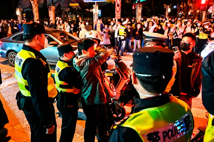 China: centenas de pessoas se manifestaram neste domingo (27) em Xangai. (HECTOR RETAMAL/Getty Images)