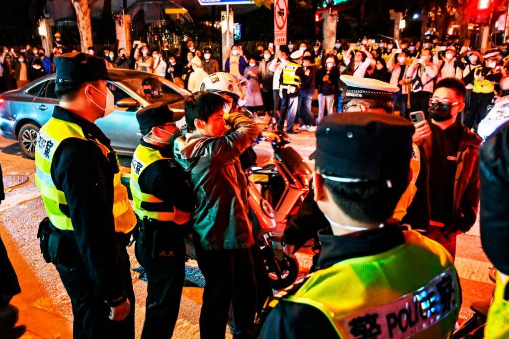 China: intensos protestos vêm sendo reprimidos pela polícia (HECTOR RETAMAL/Getty Images)