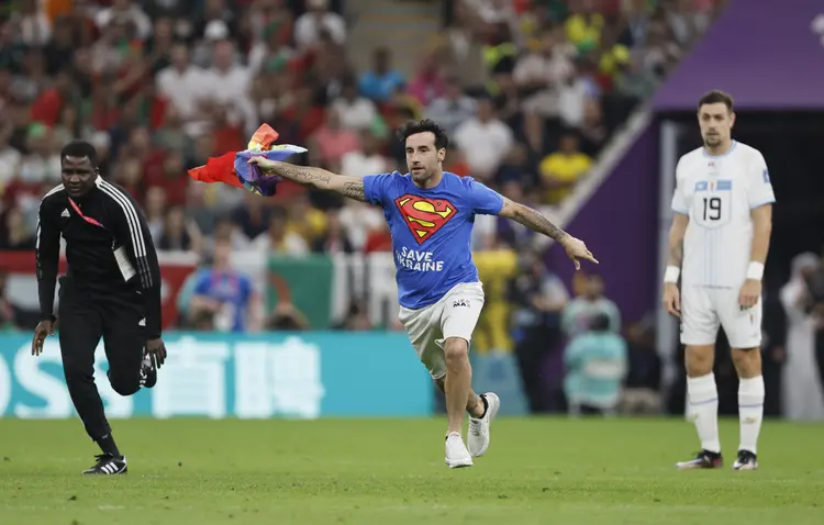Torcedor corre em campo durante a partida entre Portugal x Uruguai no Estádio Al Janoub (Richard Sellers/Getty Images)