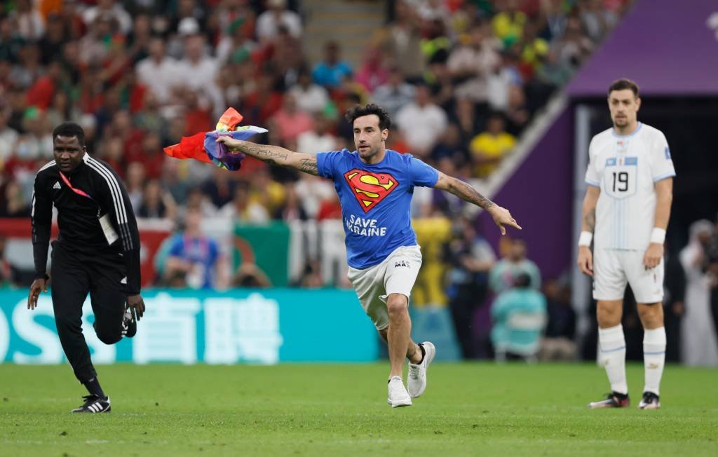 Copa do Mundo: torcedor invade jogo de Portugal x Uruguai com bandeira LGBTQIAP+