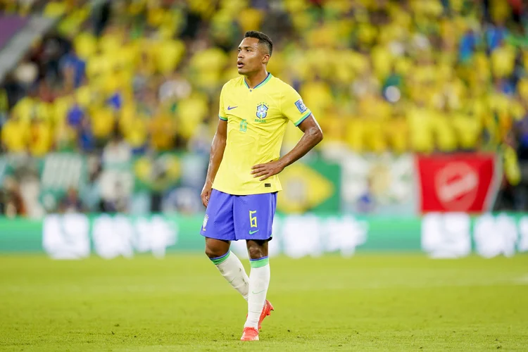 Alex Sandro sentiu dores na região do quadril esquerdo e hoje pela manhã foi reavaliado (DeFodi Images/Getty Images)