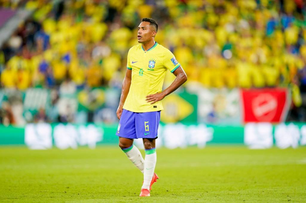 Alex Sandro sofre lesão muscular e desfalca Brasil no jogo contra Camarões