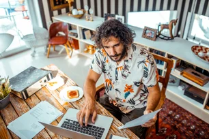 Imagem referente à matéria: O erro número 1 que as pessoas cometem no trabalho, segundo psicólogo: 'Pode prejudicar a reputação'