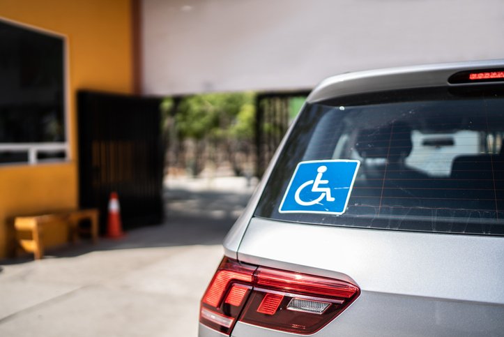 Veículos emplacados com motoristas PCDs devem levar um adesivo identificando restrição de mobilidade do condutor (FG Trade Latin/Getty Images)