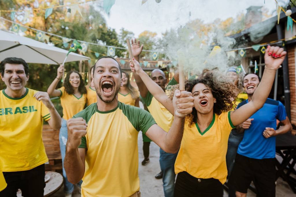 Torcida brasileira faz festa antes da partida do Brasil no Catar; veja vídeos
