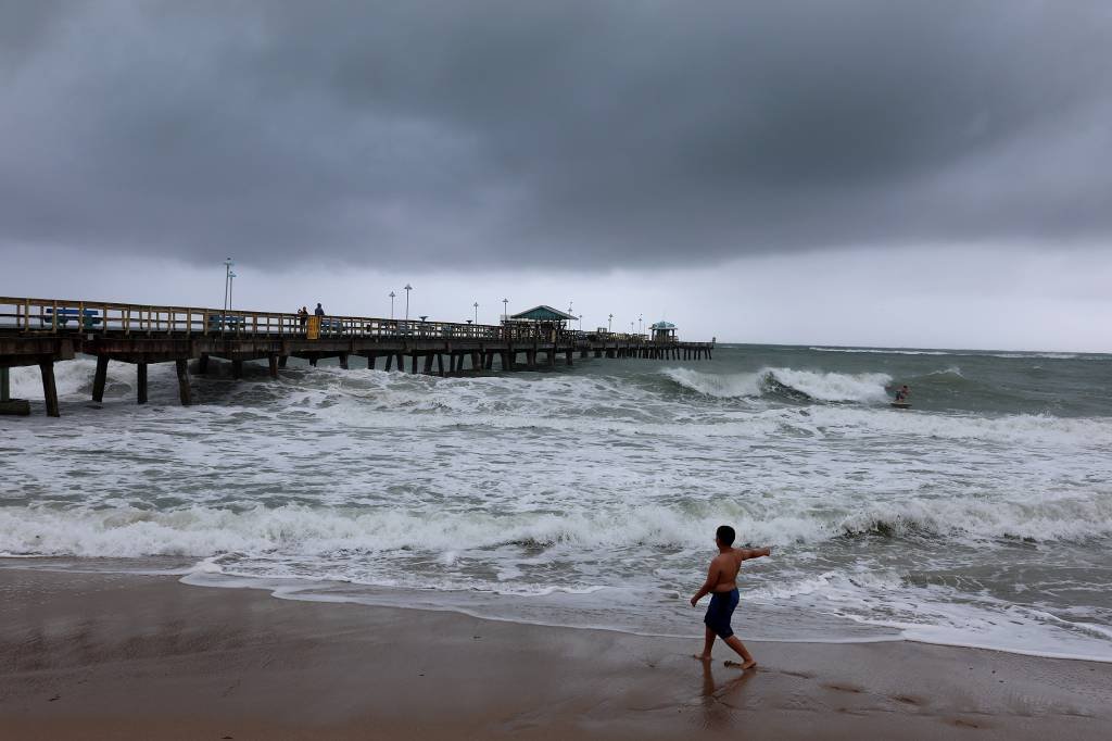 Tempestade tropical Nicole: Depois de atingir a Flórida, a previsão é que o evento volte para o nordeste (Joe Raedle/Getty Images)