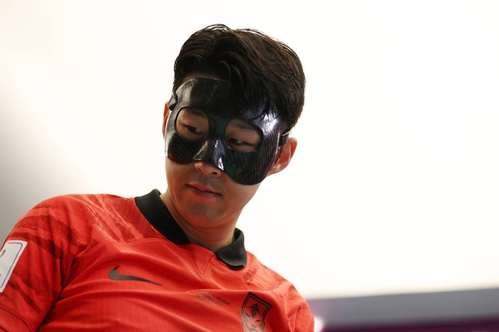 A máscara, que se assemelha ao personagem Zorro, foi desenvolvida pelo brasileiro Marcelo Lasmar (Al Rayyan/Getty Images)