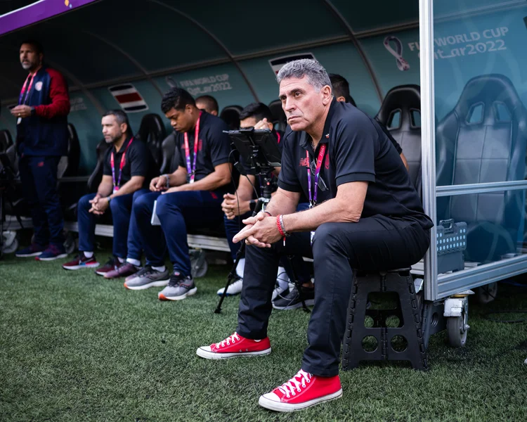 Luis Fernando Suarez, técnico da Costa Rica e seu Converse vermelho. (Marvin Ibo Guengoer - GES Sportfoto/Getty Images)