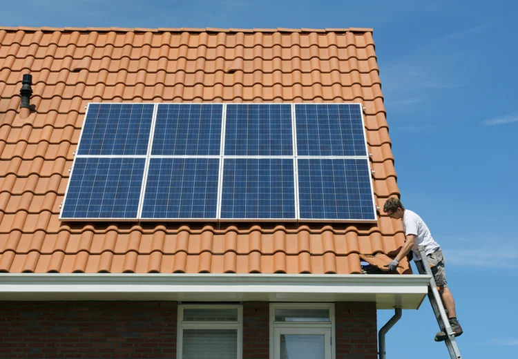 Energia solar: governo pode oferecer deduções fiscais estaduais e federais para indivíduos e empresas que instalarem painéis em suas residências ou empresas (Mischa Keijser/Getty Images)