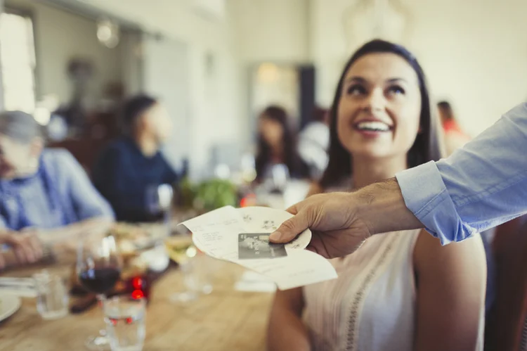 Vale-refeição e alimentação: benefícios é um dos mais flexíveis nas empresas (Caia Image/Getty Images)