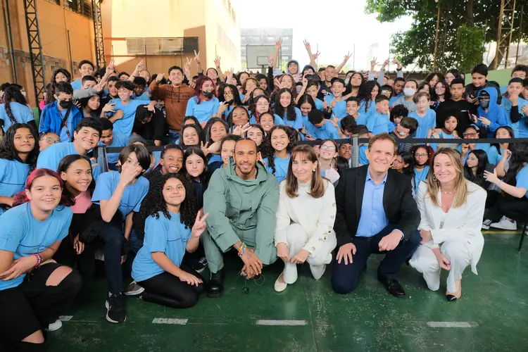 Lewis Hamilton em visita à Escola Estadual Lasar Segall, em São Paulo: acolhimento (Instituto Ayrton Senna/Divulgação)