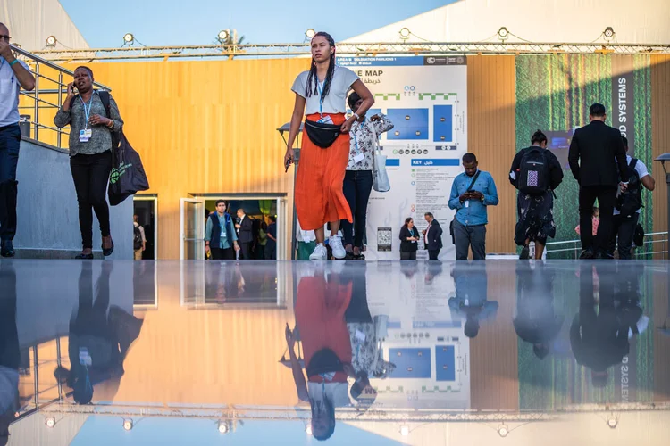 COP27: Participantes passeiam pelo centro de convenções de Sharm el-Sheikh, no Egito, durante a abertura da segunda semana de discussões (Leandro Fonseca/Exame)