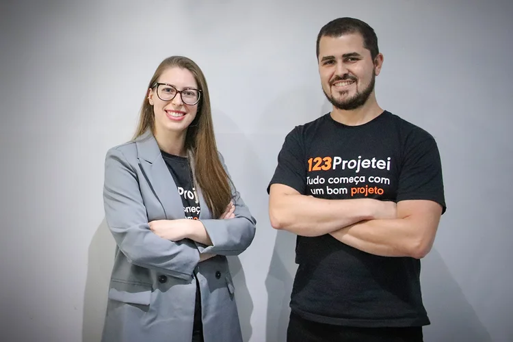 Geissa Demartini e Matheus Chinaglia, sócios da 123Projetei: startup capta R$ 4 milhões em rodada com Investidores.vc (123Projetei/Divulgação)