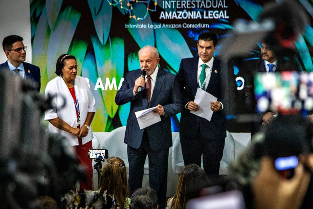 Lula ao lado de Helder Barbalho, do Pará, no estande dos governadores da Amazônia: promessa de priorizar o financiamento de projetos locais (Leandro Fonseca/Exame)