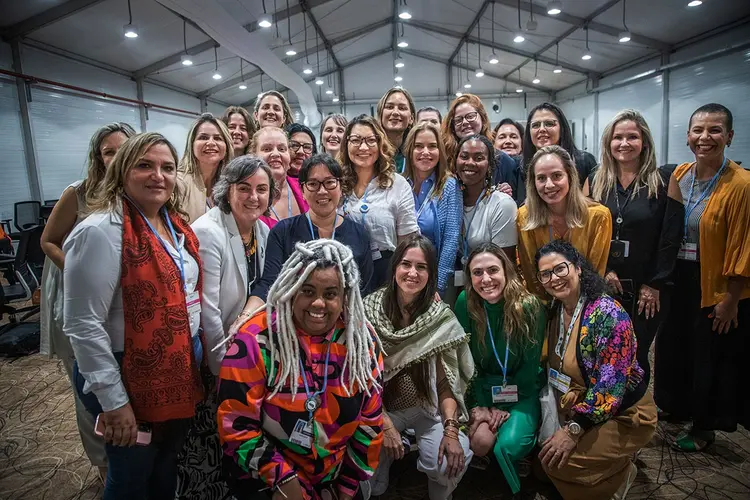 Grupo Mulheres Sustentáveis se reunem com Janja (ao centro, de camisa branca) na COP27 (Leandro Fonseca/Exame)