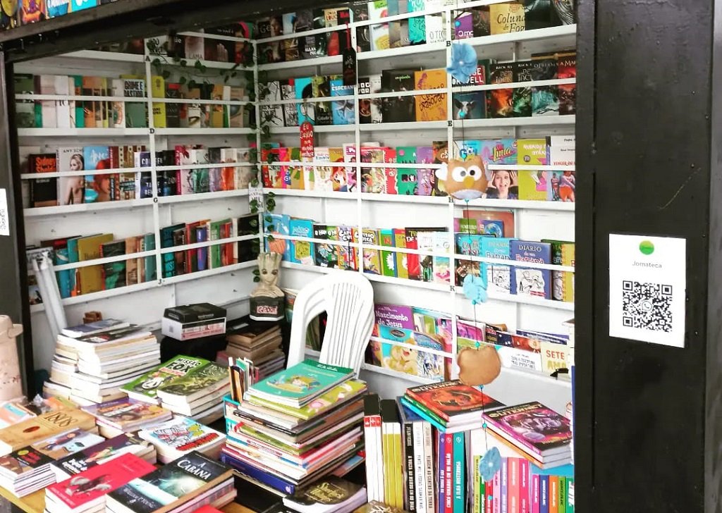 Antiga banca de jornal é transformada em biblioteca e vira point no Rio de Janeiro