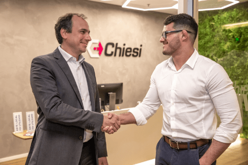 Luís Fernando Vilella em visita a Chiesi, com o CEO Rodrigo Lorca: "Foi uma oportunidade de expandir ainda mais minha visão sobre liderança", diz o universitário (Odgers Berndtson/Divulgação)