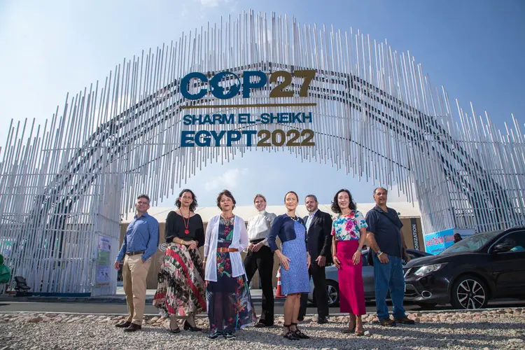 Ana Cabral-Gardner (ao centro) e os representantes das cidades do Vale do Jequitinhonha na COP27, em Sharm el-Sheikh, no Egito (Leandro Fonseca/Exame)