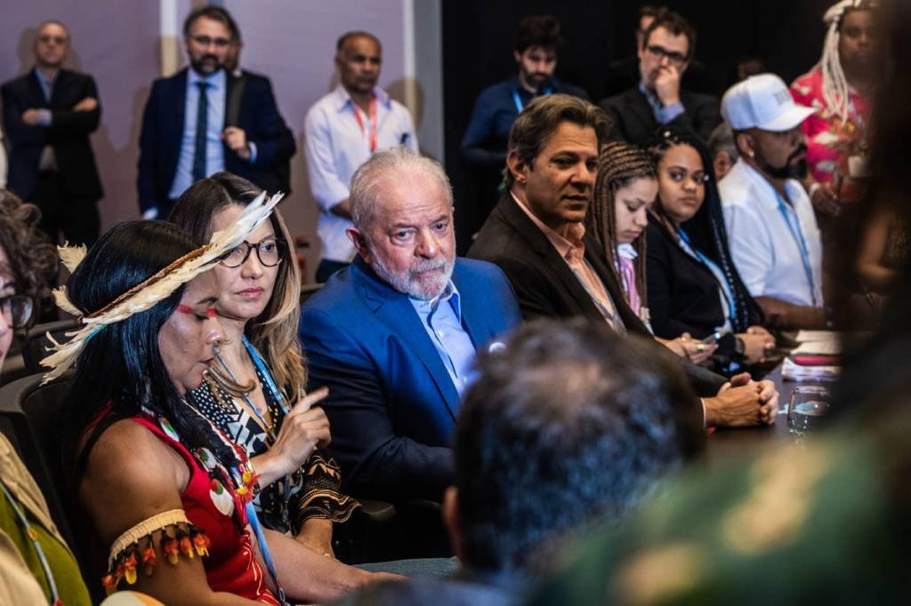 O presidente Lula e o ministro da Fazenda, Fernando Haddad, durante encontro com indígenas na COP27: Brasil busca retomar protagonismo (Leandro Fonseca/Exame)