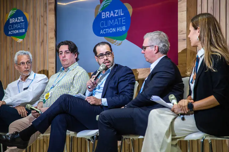 Carlos Almiro, da BRK Ambiental (centro) e Marcelo Pasquini, do Bradesco (à dir.), debatem o mercado de carbono na COP27 (Leandro Fonseca/Exame)