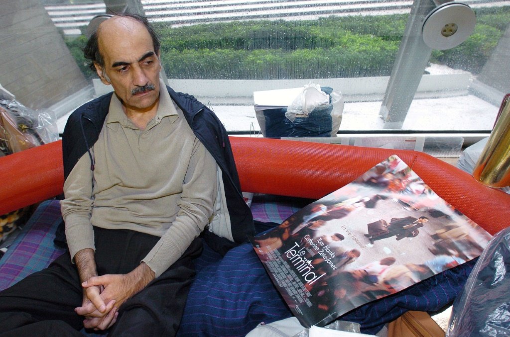 Mehran Karimi Nasseri: refugiado político viveu quase duas décadas no aeroporto de Paris. Foto de 2004. (AFP/AFP)