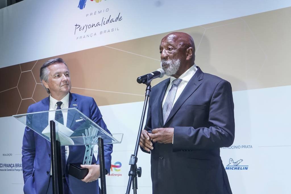 Ícone do futebol, Paulo Cézar Lima recebe prêmio da Câmara França-Brasil